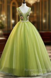Fresh Green Tulle V Neck Long Lace Up Senior Semi Formal Prom Dress With Applique